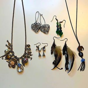 Set of 6 costume jewelry items 2 necklaces and 4 pairs of earrings